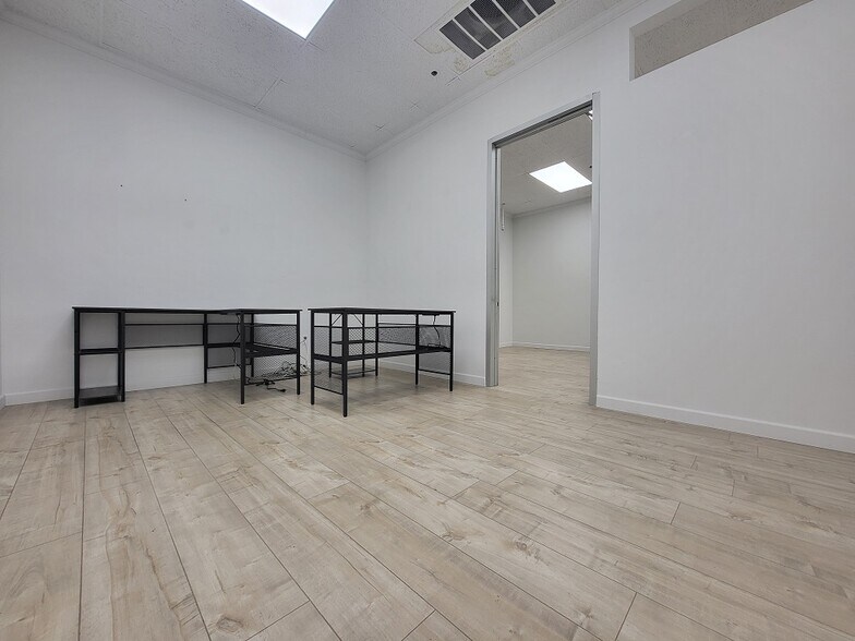 More Photos Of 4711 Oakwood Ave, Los Angeles Office For Lease