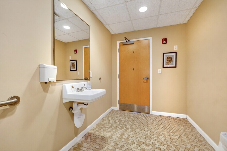 More Photos Of 140 Summer St, Holliston Veterinarian Kennel For Sale