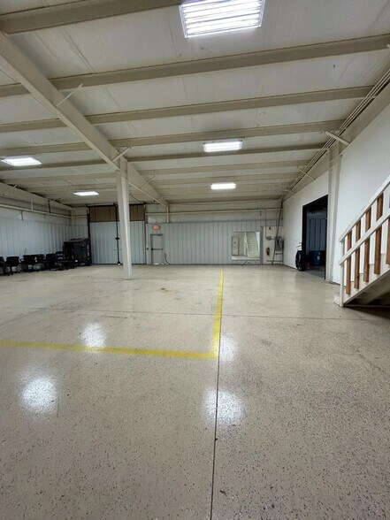 More Photos Of 10549 NW 10th St, Oklahoma City Industrial For Lease