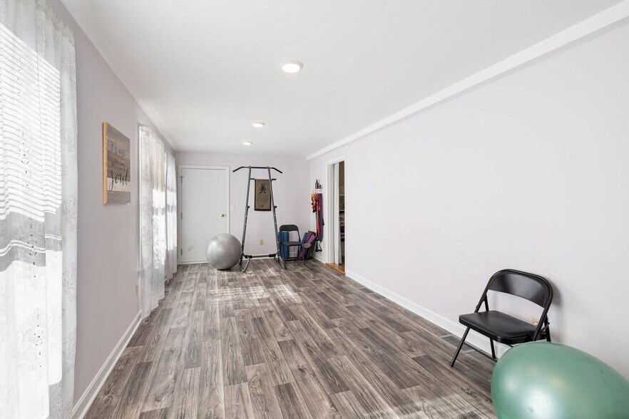 More Photos Of 29 Simpson Ln, Falmouth Office For Sale