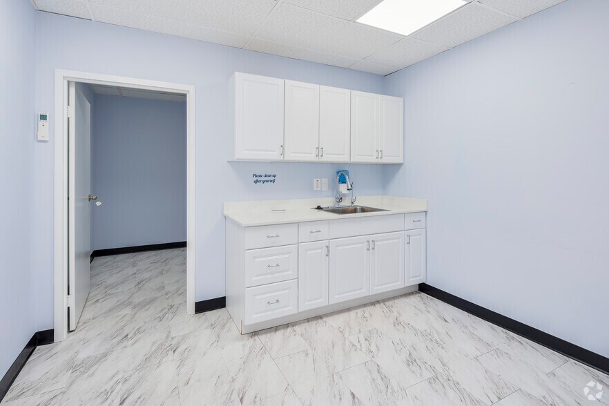 More Photos Of 205 S Whiting St, Alexandria Medical For Lease