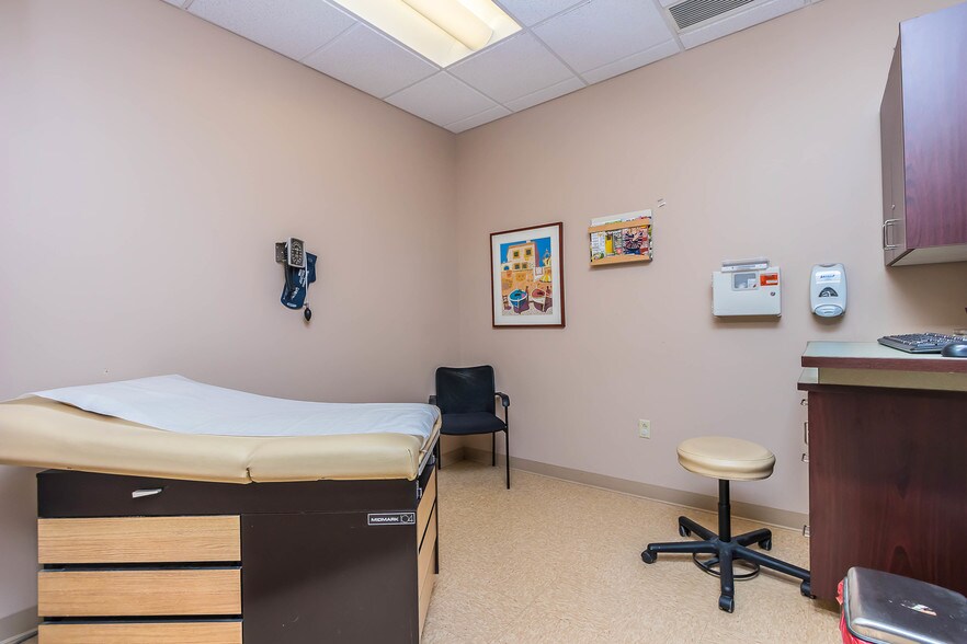 More Photos Of 5323-5345 Hendron Rd, Groveport Medical For Lease