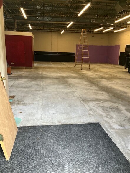 More Photos Of 34 Lark Industrial Pky, Greenville Light Distribution For Lease