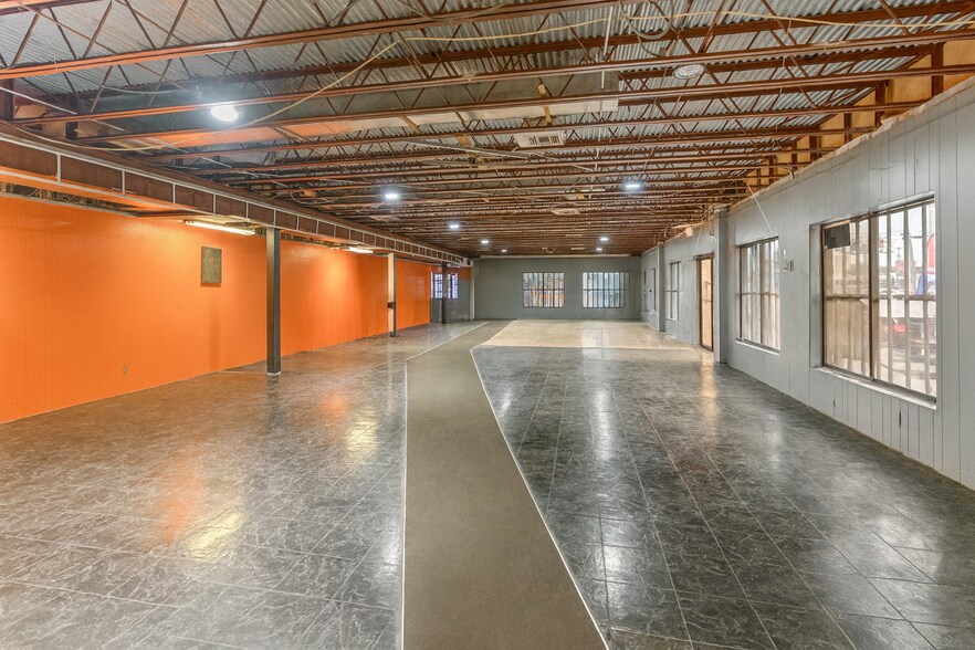 More Photos Of 2575 Fowler St, Fort Myers Auto Dealership For Sale