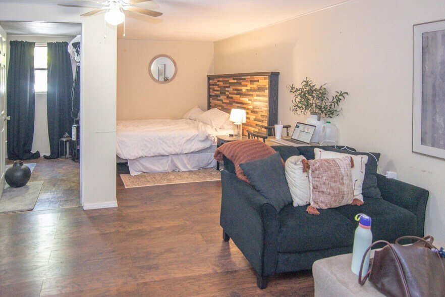 More Photos Of 2208 Austin Ave, Brownwood Flex For Sale