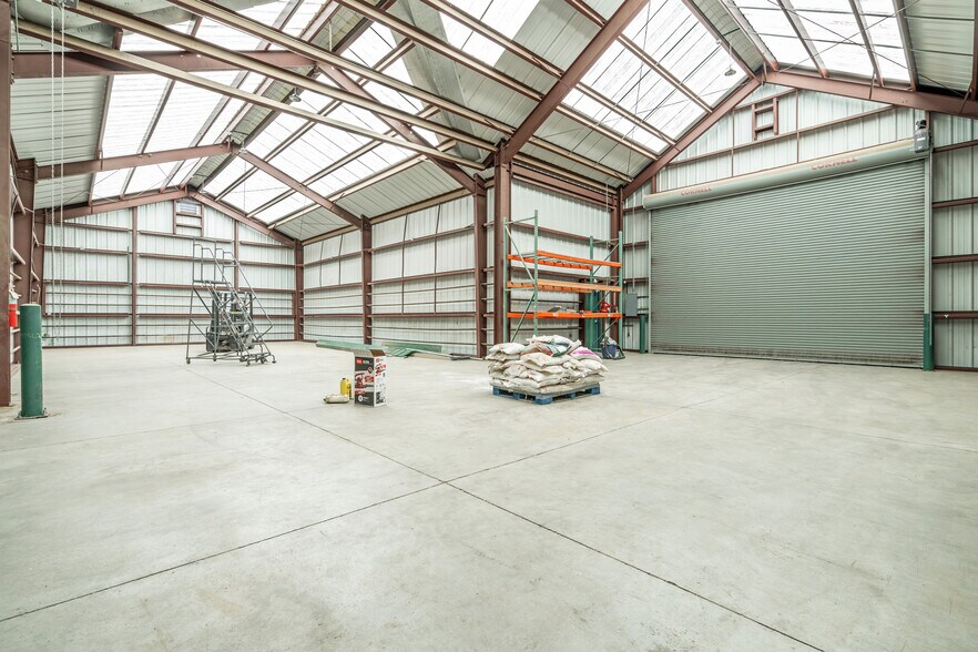 More Photos Of 1202 W Alameda St, Santa Fe Showroom For Lease