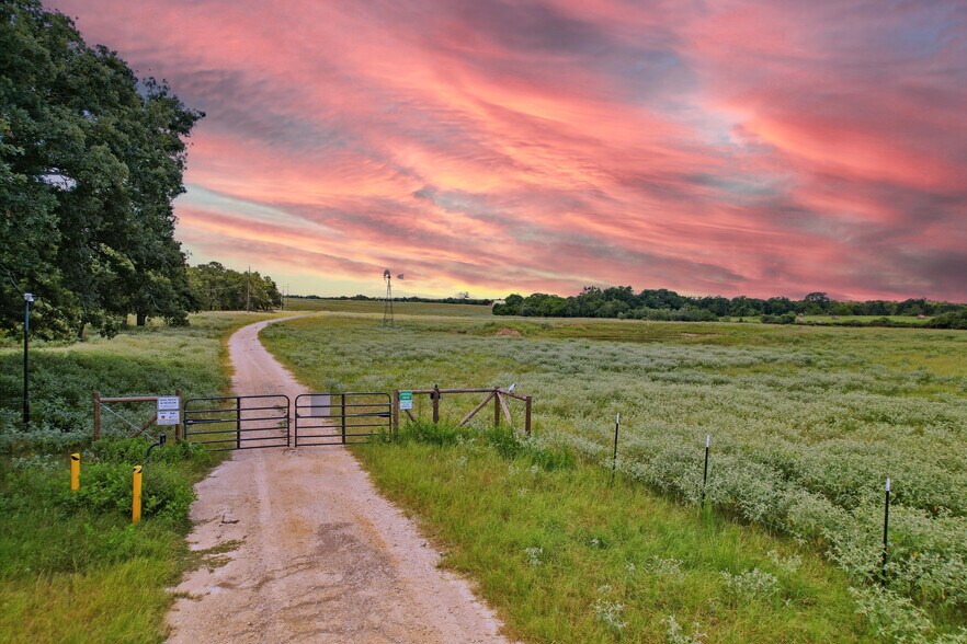 More Photos Of 270 US-290, Elgin Land For Sale