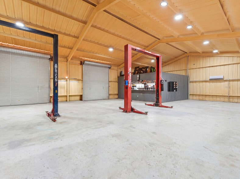 More Photos Of 117 Business Dr W, Kerrville Warehouse For Sale