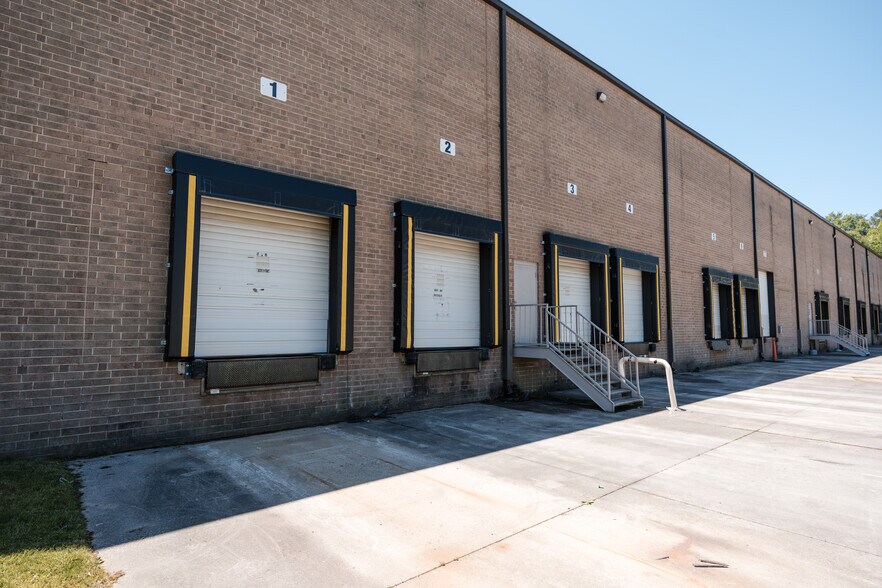 More Photos Of 314 S Chimney Rock Rd, Greensboro Distribution For Lease