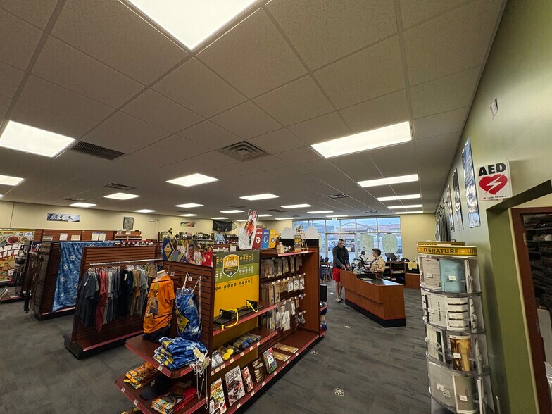 More Photos Of 1351-1355 W 800 N, Orem Showroom For Lease