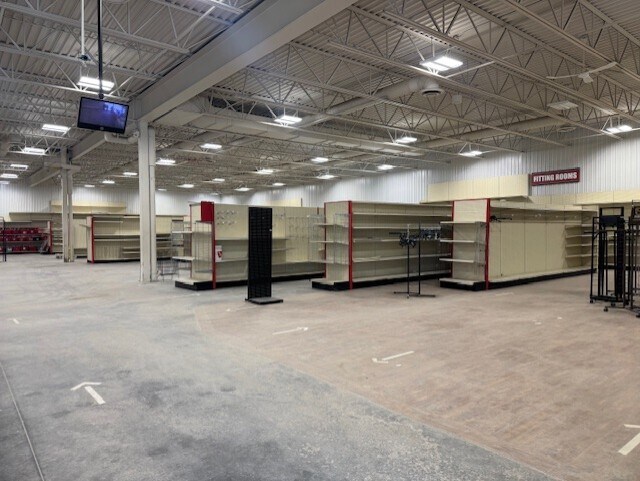 More Photos Of 2954 Ontario St, Perth East Freestanding For Lease