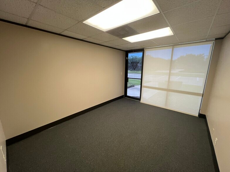 More Photos Of 9776 Whithorn Dr, Houston Showroom For Lease