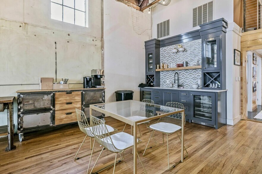 More Photos Of 701 SE 10th Ave, Amarillo Bar For Sale