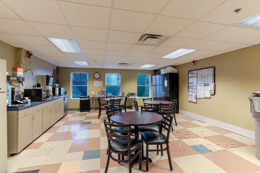 More Photos Of 17 Market Sq, Knoxville Storefront Retail Office For Sale