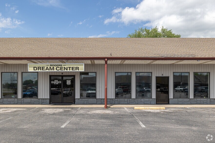 More Photos Of 115 N Dixieland Rd, Rogers Freestanding For Lease