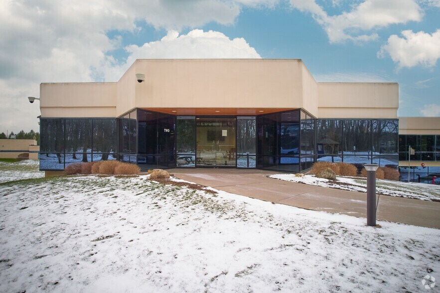 More Photos Of 1 Redcom Ctr, Victor Medical For Lease