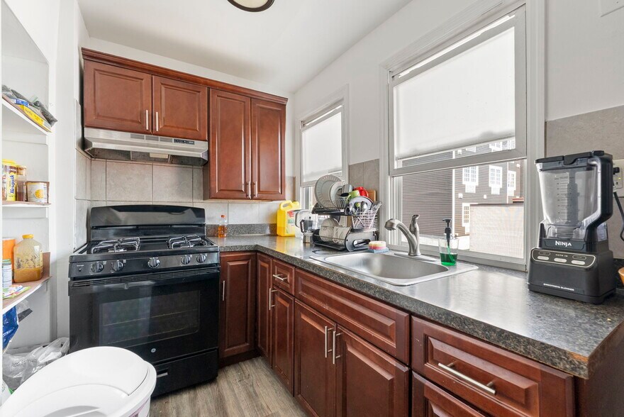 More Photos Of 204 Parkhurst St, Newark Apartments For Sale