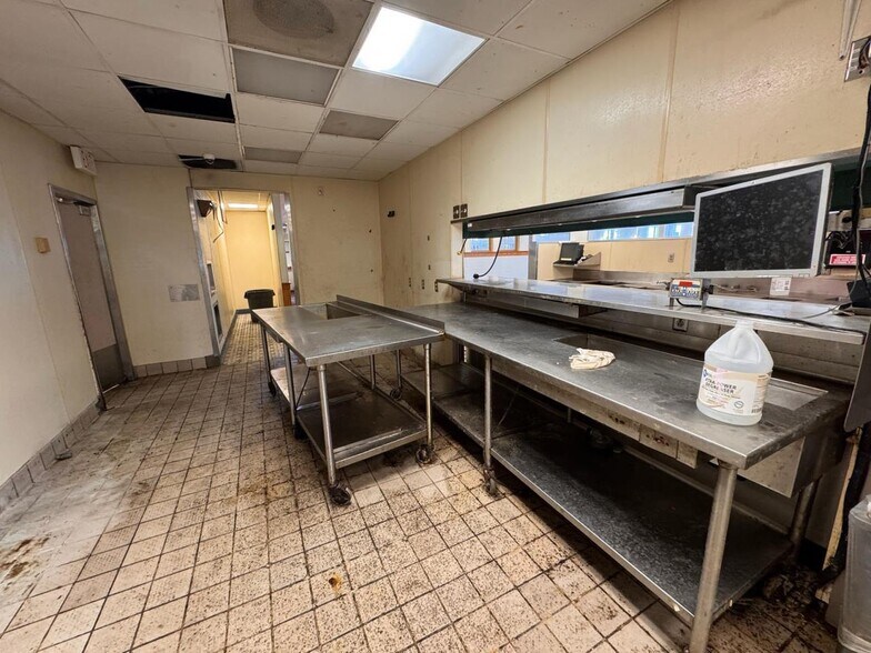 More Photos Of 2949 Dixie Hwy, Hamilton Restaurant For Sale