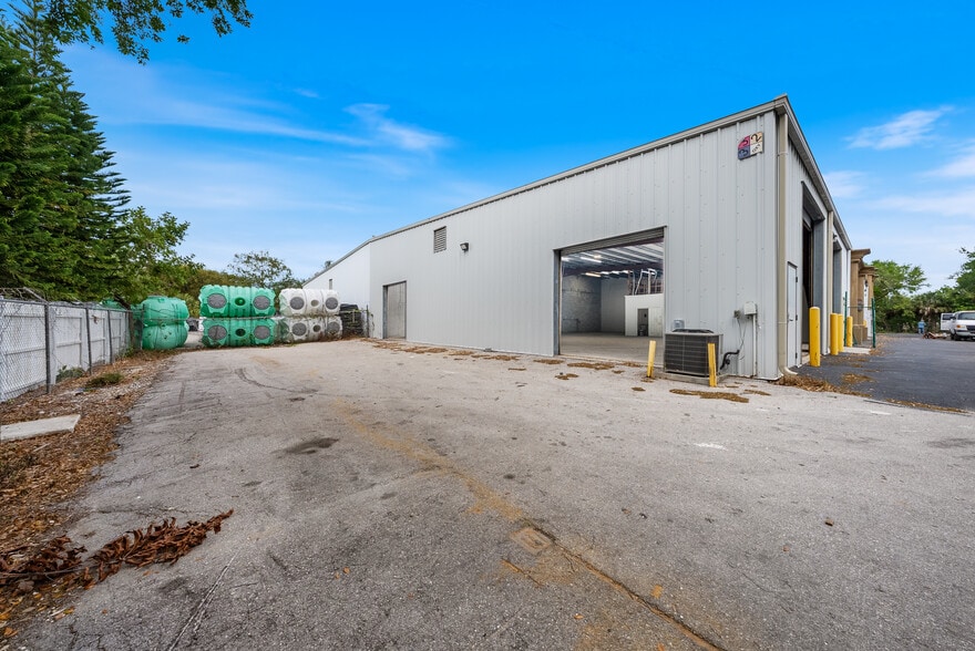 More Photos Of 4440 Domestic Ave, Naples Warehouse For Lease