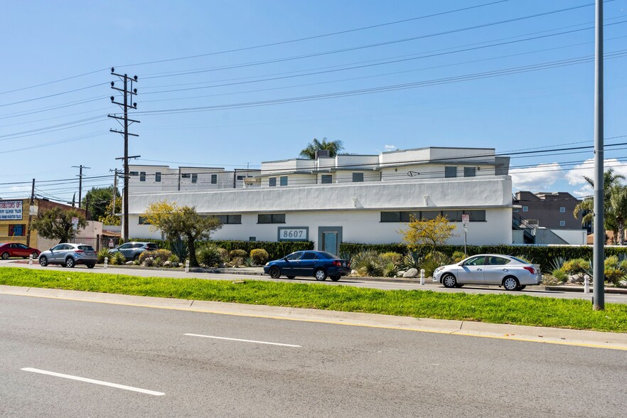 Primary Photo Of 8607 Venice Blvd, Los Angeles Loft Creative Space For Lease