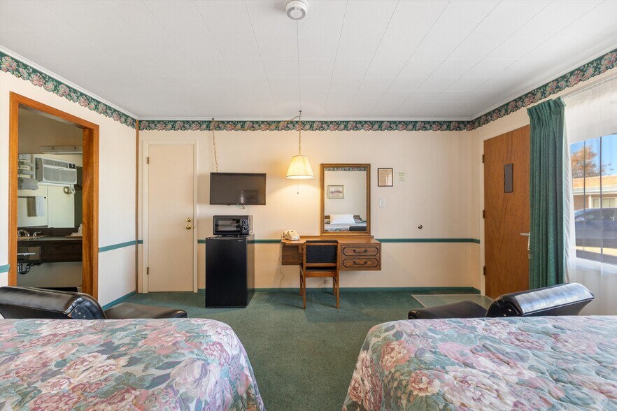 More Photos Of 1354 S 2nd St, Raton Hotel For Sale