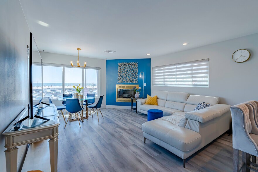 More Photos Of 2011 Ocean Front Walk, Venice Restaurant For Sale