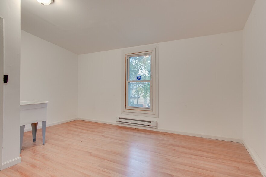 More Photos Of 21 W Pennsylvania Ave, Walkersville Office For Sale