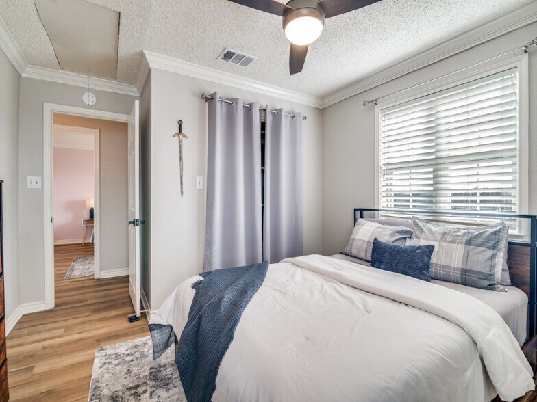 More Photos Of 1840 County Road 4309 N, Greenville Flex For Sale