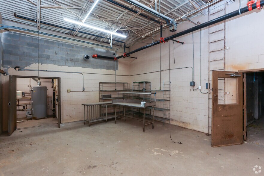 More Photos Of 2050 State Highway 31, Athens Showroom For Lease