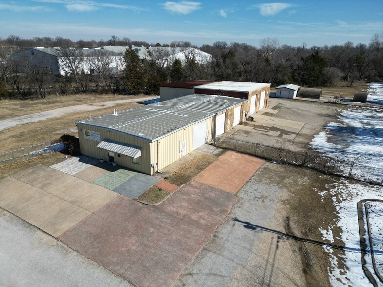 More Photos Of 400 E Jackson St, Broken Arrow Warehouse For Lease