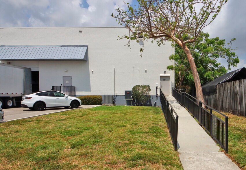 More Photos Of 2201-2211 Stirling Rd, Fort Lauderdale Unknown For Lease