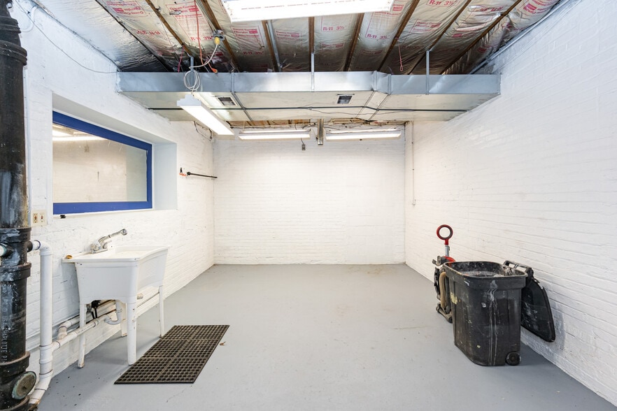 More Photos Of 4616 W Fullerton Ave, Chicago Light Manufacturing For Sale