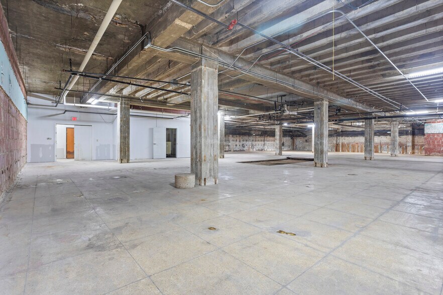 More Photos Of 611 Houston St, Fort Worth Bar For Lease