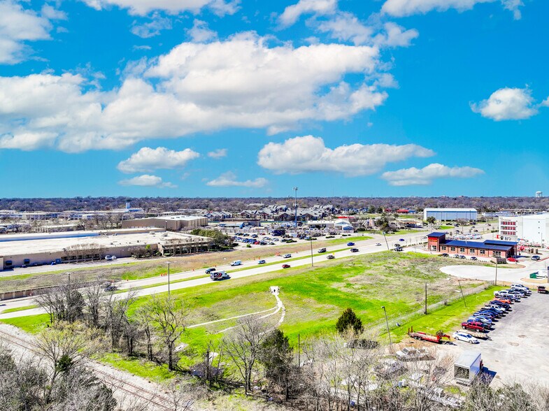 More Photos Of 551 University Dr, McKinney Showroom For Lease