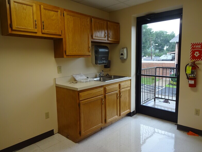 More Photos Of 4701 MacCorkle Ave SE, Charleston Medical For Sale