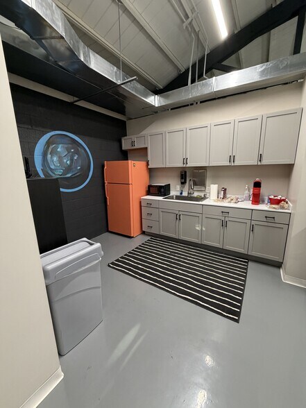 More Photos Of 1240 Swift Ave, North Kansas City Service For Sale