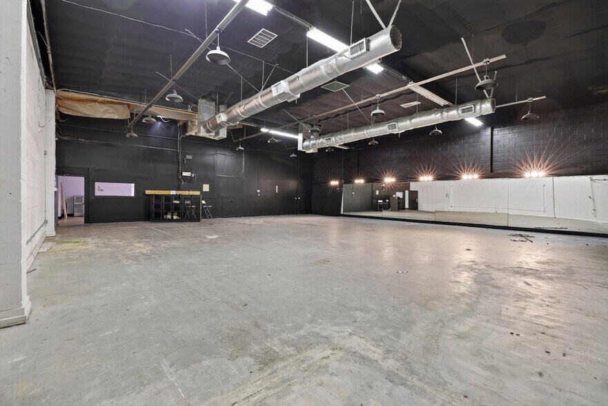 More Photos Of 11105 Weddington St, North Hollywood Service For Lease