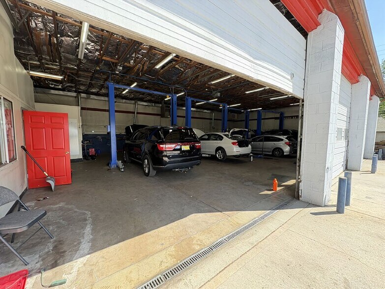 More Photos Of 1510 Kendall St, Lakewood Auto Repair For Lease