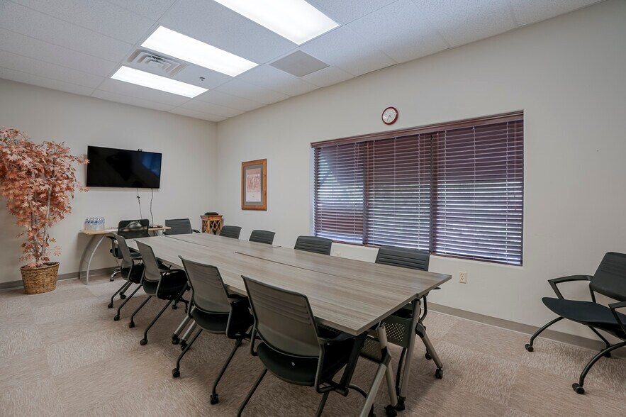 More Photos Of 3207 Lakeside Vlg, Prescott Office For Sale