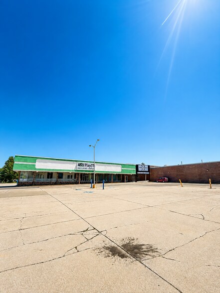 More Photos Of 1700 S Center St, Marshalltown Unknown For Lease