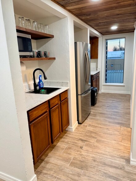 More Photos Of 2912 Lakeside Dr, Oklahoma City Office For Lease