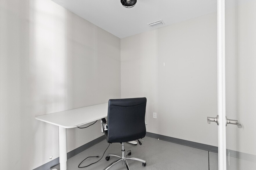 More Photos Of 229 E Lemon St, Tarpon Springs Auto Repair For Lease