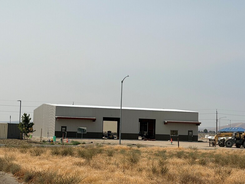More Photos Of 2605 Robertson Dr, Richland Industrial For Lease