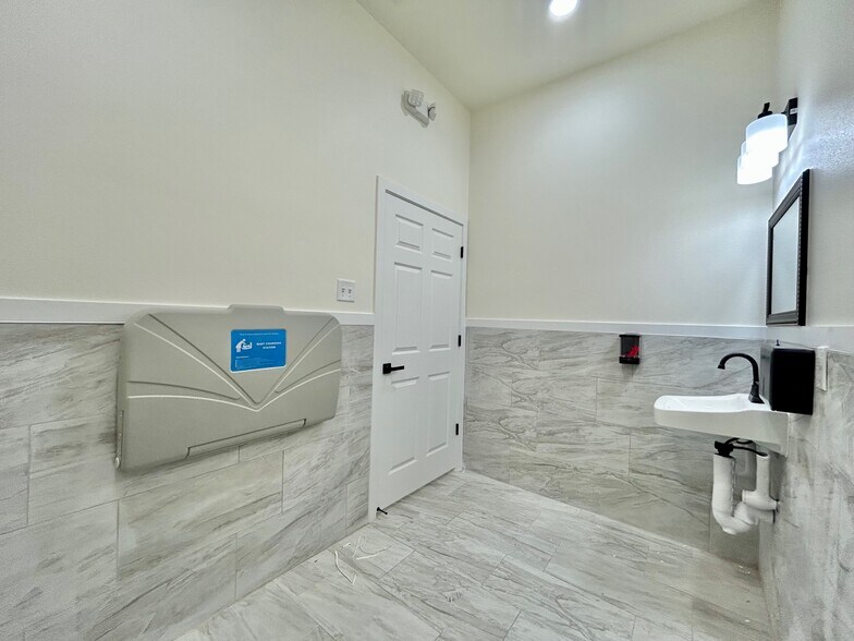 More Photos Of 1113 San Bernardo Ave, Laredo Office For Lease