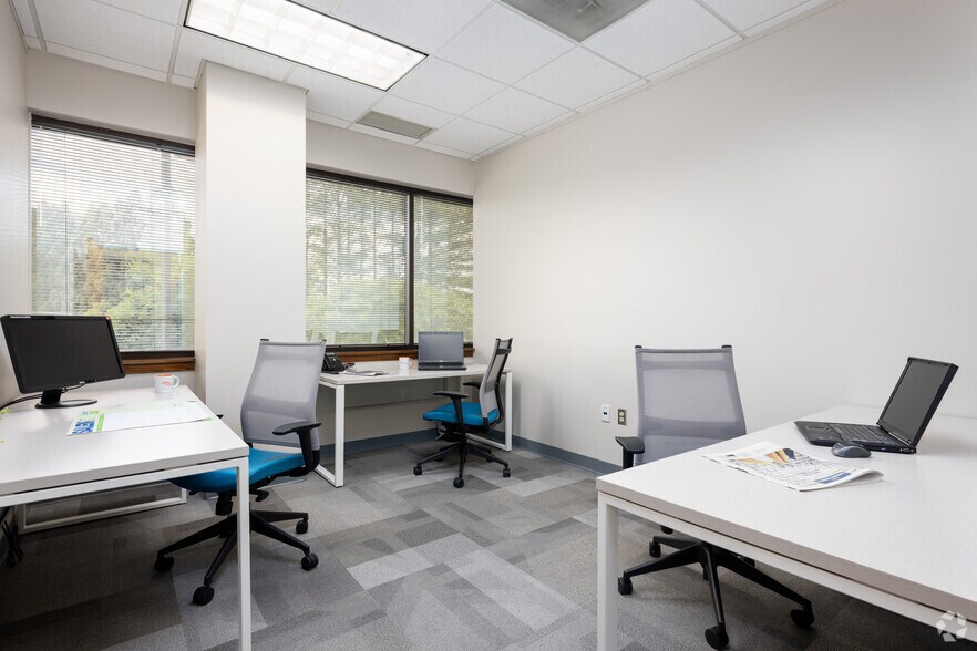 More Photos Of 806 Green Valley Rd, Greensboro Office Residential For Lease