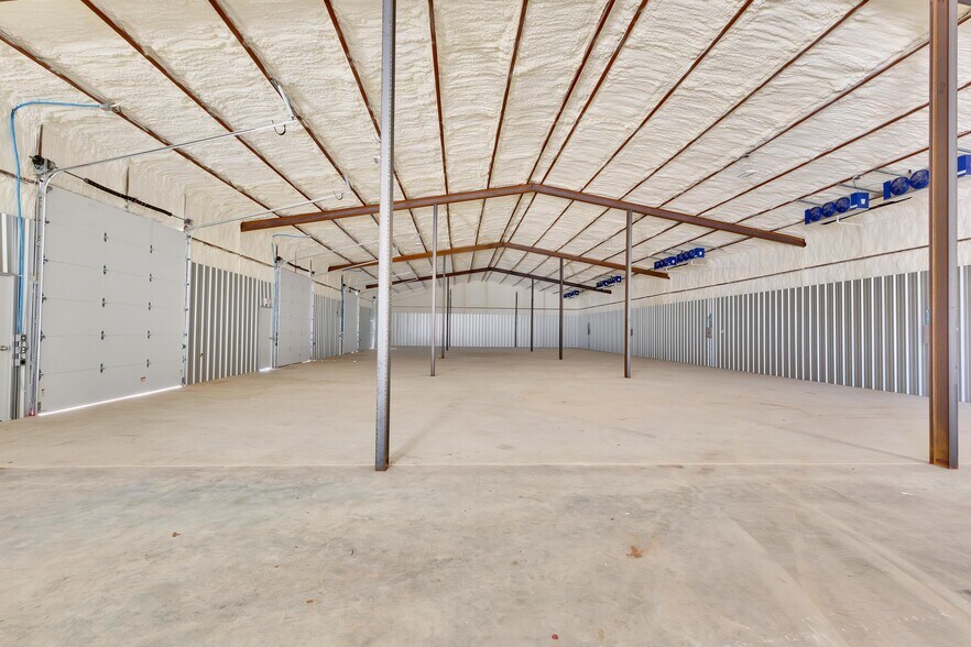 More Photos Of 343 Miracle Mile, Stonewall Warehouse For Lease