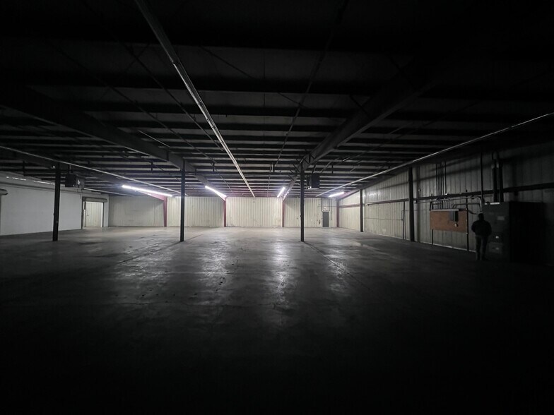 More Photos Of 1700 Landmark Rd, Aurora Warehouse For Lease
