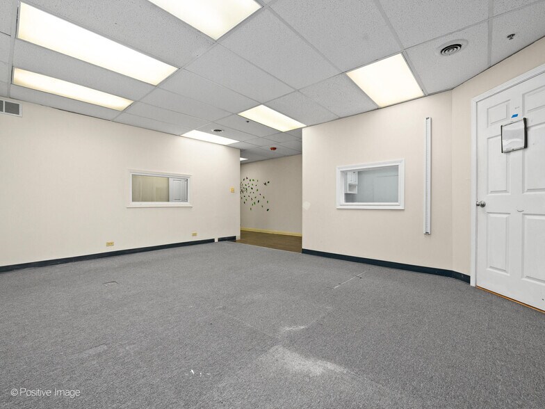 More Photos Of 1300-1308 Waukegan Rd, Glenview Loft Creative Space For Lease