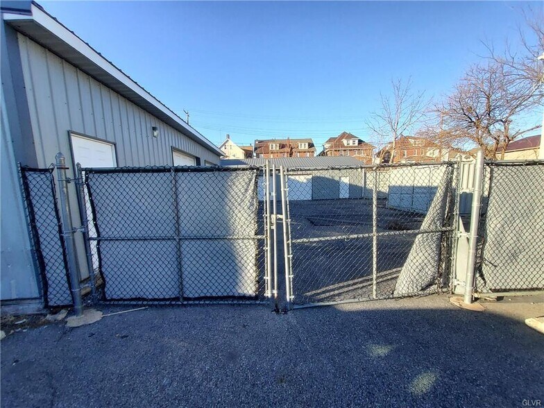 More Photos Of 1611 Spruce St, Easton Flex For Lease