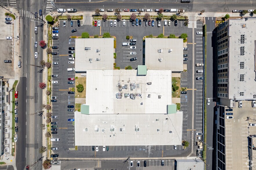 More Photos Of 21110-21132 Vanowen St, Woodland Hills Light Manufacturing For Lease